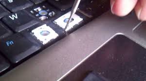 Les étapes pour nettoyer un clavier d'ordinateur portable. Reparation D Un Clavier De Pc Portable Youtube