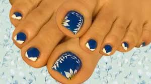 Si no tienes experiencia usando el pincel siempre puedes recurrir a los platos de. Diseno Para Unas De Pies En Color Azul Youtube