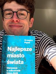 ✈️ Your favorite Cabin Crew is waiting for you! 💙 Where are we flying  next? 🌍✨ Let me know in the comments! 👇🏼 #CabinCrewLife #AviationLover  #lot