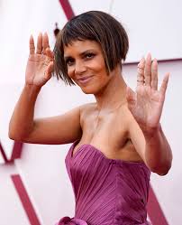 Maybe you would like to learn more about one of these? Halle Berry At Oscars 2021 Debuts Bowl Cut Hairstyle Hollywood Life