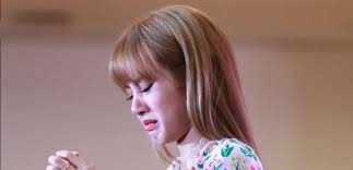 Blackpink S Lisa Cried During Fanmeet In Thailand What Happened Watch K Wave Koreaportal Blackpink Lisa Blackpink Lisa