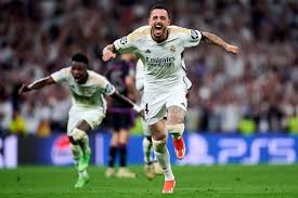 مهاجم ريال مدريد السابق يؤزر قطر من الملعب خلال مواجهتها مع الإمارات