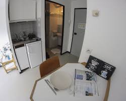 Un Coin Cuisine Avec Des Plaques De Cuisson Et Un Refrigerateur Integre Logement Crous Crous Chambre Universitaire