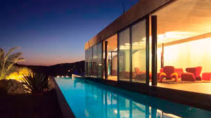 La casa consta de una bonita zona ajardinada y piscina iluminada. La Increible Casa Atravesada Por Una Piscina Transparente Como Un Acuario Que Se Alquila A Usd 1 000 Por Noche En La Costa Francesa Infobae