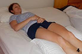 «on les aime la police», déclare l'une des personnes agenouillées. Position De Sommeil Physiotherapie Amplitude