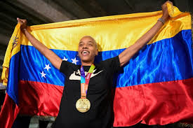El 'salto de altura' es una prueba de atletismo que tiene por objetivo sobrepasar una barra horizontal, denominada listón, colocada a una altura determinada entre dos soportes verticales separados a unos 4 metros. Yulimar Rojas Bate Record Mundial De Triple Salto En Sala Con 15 43 M