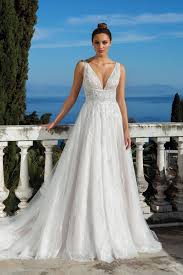 Der ausschnitt dieses brautkleides bietet eine sehr große vielfalt. Brautkleid Im Prinzessschnitt Mit Pailletten Und Strassstickereien Plunge Ausschnitt Und Tiefem Rucken Von Justin Alexander Modell 88112 Heiraten Mit Braut De