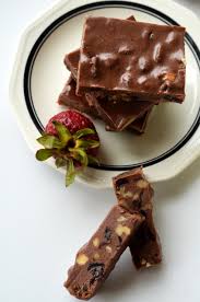 Se fierbe apa cu zaharul pana apare la suprafata spuma si siropul se ingroasa putin. Ciocolata De Casa Cu Nuci Stafide Si Merisoare Retete Culinare By Teo S Kitchen