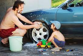 pai e filho estao brincando e lavando carro pai e filho fotografia de pai e filho fotos de pai e filho