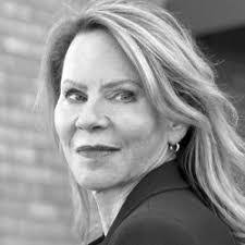 Suzanne Hillman's Instagram, Twitter & Facebook