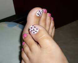 Hermosas uñas decoradas para tus pies con flores blancas y rosadas con un diamante en el medio de la flor. Unaspies147 Unas Decoradas