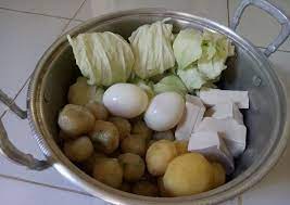 Biasanya stand siomay memiliki antrean panjang ya, bunda, kalau telat sedikit pasti enggak kebagian. Resep Siomay Bandung Simple 5 Langkah Yang Lezat