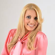 Andrea Fontes's Instagram, Twitter & Facebook