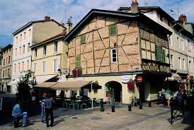 Couronnez le tout avec du bleu de bresse, une petite tranche de comté et finissez finement avec la galette de pérouges ou une tranche de tarte à la praline. Tourisme A Bourg En Bresse Ain
