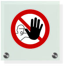 Ein schild mit der aufschrift durchgang verboten bedeutet, dass es unbefugten personen nicht erlaubt ist, einen bestimmten weg zu benutzen. Plexiglasschild Durchgang Verboten Symbol
