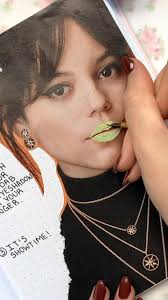 love this Beetlejuice lips trend