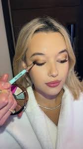 Shari Snyder's Instagram, Twitter & Facebook