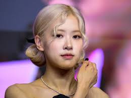 Noisy-le-Grand: la chanteuse Rosé, du groupe de K-pop Blackpink, a tourné  un clip aux espaces d'Abraxas