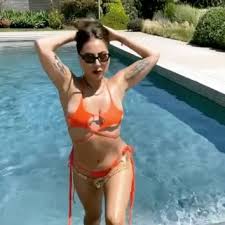 She is known for her image reinventions and musical versatility. Esnpdwzjdxl5rm