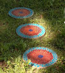 Man kann es natürlich auch flächendeckend machen. Dekorative Trittsteine Selberbasteln Und Fur Eine Bunte Note Im Garten Sorgen