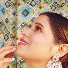 Collaborated with the wonderful dancer and human @vinayakghoshal for a  “Sitting Choreography” to @shankar.mahadevan