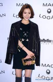 이 영화는 진지하고 건조한 톤으로, 리지 보든 사건에 여성 인권 문제를 엮어낸 영화로 평가받고 있습니다. B3aj3oqc19nccm