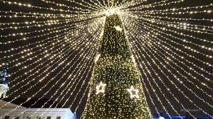 Zona gastronomica, targ de mestesuguri, casa lui mos craciun, patinoar, carusel, concerte si spectacole traditionale romanesti si campania umanitara. S A Deschis Targul De Craciun Oradea 2017 Feerie De Lumini Si Distractie La Maxim Galerie Foto