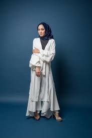 Dengan mengintip padu padan busana muslimah dari para artis ini, penampilan kamu akan terlihat lebih modis dan kekinian. 10 Rekomendasi Fashion Baju Wanita Muslim Terbaru Di Tahun 2019