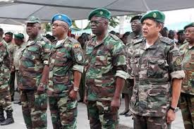 Segundo o governante, nessa estratégia de ajustamento das tabelas indiciárias e consequentemente do ajustamento salarial tem em conta o princípio da diferenciação positiva, ou seja, aplicar maior percentagem salarial às. Militares Das Forcas Armadas Angolanas Com Nova Tabela Salarial Angola24horas Portal De Noticias Online