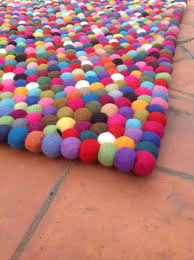 Ein runder teppich wirkt modern und gerät durch den. Frohliche Bunte Rechteckige Filzkugel Teppich Filzkugel Teppich Teppich Filzkugeln