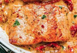La Recette De Saumon Avec Une Sauce Cremeuse Aux Tomates Sechees Healthy Pizza Recipes Salmon Recipes Recipes With Fish Sauce