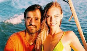 Chiar înainte de nuntă, iulia a fost nevoită să meargă la spital. Liviu Teodorescu È™i A Cerut Iubita In CÄƒsÄƒtorie Intr Un Mod Inedit Elle Ro