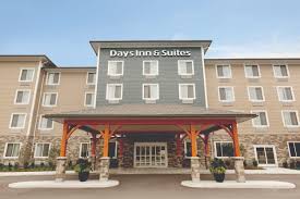 Adjacent to beach village and the convention center, the days inn & suites offers oceanfront rooms and suites with two pools, hot tub, fire pit, volleyball, pickleball, and complimentary continental breakfast. Days Inn Lindsay Welcome To The Newly Built Days Inn Suites Lindsay