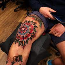 Samuelebriganti On Instagram Freehand Knee Boldwillhold Tattoo Samuelebriganti Bold Knee Tattoo Traditional Tattoo Knee Traditional Tattoo Flowers