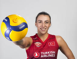 Voleybol topuyla ilkokul sıralarında tanışan genç pasörün kaderi, ankara'ya i̇lbank'a transfer olmasıyla değişmiş. Berin Yildirim O Kupa Bu Sene Bizim Olacak Dunyadan Voleybolx