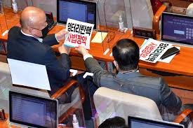 더불어민주당이 1일 임성근 부산고법 부장판사에 대한 탄핵소추안을 발의했다. Xbmdub3zaiwrnm