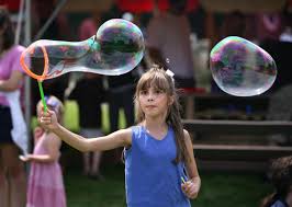Il rapporto tra acqua e sapone per piatti deve essere 4:1. Come Fare In Casa Bolle Di Sapone Giganti E Resistenti Focus Junior