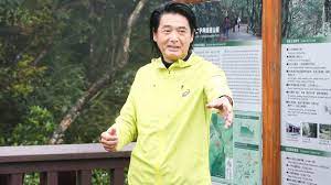 综合讯 民众巧遇周润发晨跑 亲曝发哥落单原因 真相让人大赞 的确值得推崇 影帝周润发热爱晨运 多年来一直维持慢跑的好习惯 亲民的他途中遇到粉丝要求合照也有求必应 日前 他再次被野生捕获 对老婆婆的暖举也被曝光 一名网友在网上上载发哥的背影照