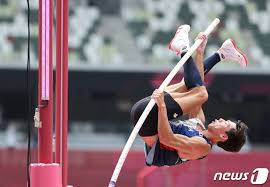 우상혁은 29일 강원도 정선종합운동장에서 열린 2021 높이뛰기 우수선수초청(남자) 공인기록회에서 2m31을 뛰어넘었다. Gsihotjovc8lym