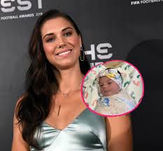 Morgan and her husband servando carrasco of the la galaxy welcomed charlie elena carrasco on thursday at 11:30 a.m., morgan confirmed on saturday with a post on twitter. Us Kickerin Alex Morgan Im Mama Gluck Ihr Baby Ist Da Promiflash De