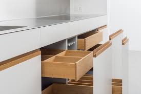 kuche mit edelstahlabdeckung weiss lackierten fronten und schubladen in eiche massiv griffe kuche schrankmobel skandinavische inneneinrichtung