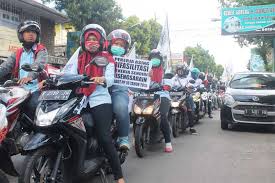 Pasalnya, perusahaan sempat menawar lebih rendah dari itu. Buruh Veronique Demo Tuntut Jadi Karyawan Tetap Radar Banyumas
