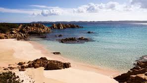 L'isola di budelli è raggiungibile solo via mare, e la sua spiaggia più raggiungere l'isola di budelli con un'imbarcazione privata è possibile senza difficoltà grazie ai mezzi messi a disposizione da. Budelli Con Un Solo Abitante E La Spiaggia Rosa Siviaggia