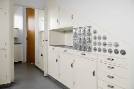 Margarete Schutte Lihotzky Frankfurter Kuche Siedlung Romerstadt De Ernst May 1926 Bauhaus Interior Bauhaus Mobel Kuche Dachschrage