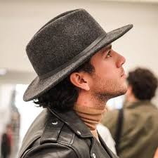 Querido Diario… Ayer hablando con una amiga que hizo un estudio de mis  redes sociales, en especial Instagram me dijo que no entendía la razón de  porque no tenía muchos seguidores, likes