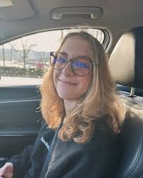 Lora Lynn's Instagram, Twitter & Facebook