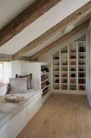 onder het lage gedeelte van het schuine dak kun je heel goed een inloopgarderobekast met zitje maken loftconversion loft room home attic rooms