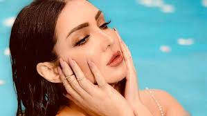 دافعت الفنانة التونسية، سامية الطرابلسي، عن برنامج وش السعد، الذي شاركت في تقديمه مع النجم الكوميدي محمد سعد، والذي توقف بعد النقد الشديد الذي تعرض له. ØµØ¯Ù‰ Ø§Ù„Ø¨Ù„Ø¯ Ø³Ø§Ù…ÙŠØ© Ø§Ù„Ø·Ø±Ø§Ø¨Ù„Ø³ÙŠ ÙÙŠ Ø­Ù…Ø§Ù… Ø³Ø¨Ø§Ø­Ø© ÙˆØ§Ù„Ø¬Ù…Ù‡ÙˆØ± Ø­ÙˆØ±ÙŠØ© Ø£Ù†ØªÙŠ ÙŠØ§ Ø¹Ø±ÙˆØ³ Ø§Ù„Ø¨Ø­Ø±