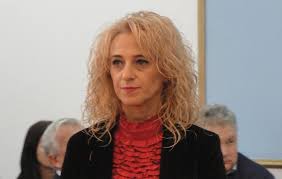 Fifor, avrupa ülkesi romanya'da 16 ocak 2018 ile 29 ocak 2018 tarihleri arasında geçici olarak başbakanlık makamında bulunmuştur. Domnule Senatorul Mihai Viorel Fifor CereÈ›i Demisia Prefectului Florentina Horgea