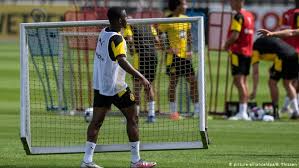 Summary news results fixtures standings transfers squad. Youssoufa Moukoko Trains With Borussia Dortmund S First Team Sports German Football And Major International Sports News Dw 04 08 2020